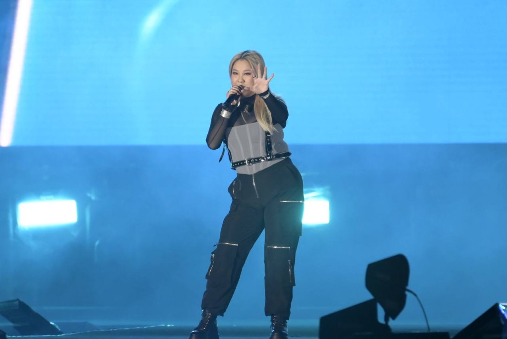 演唱會以fashion show形式開始，亦有DJ界女神樂宜在台上打碟。